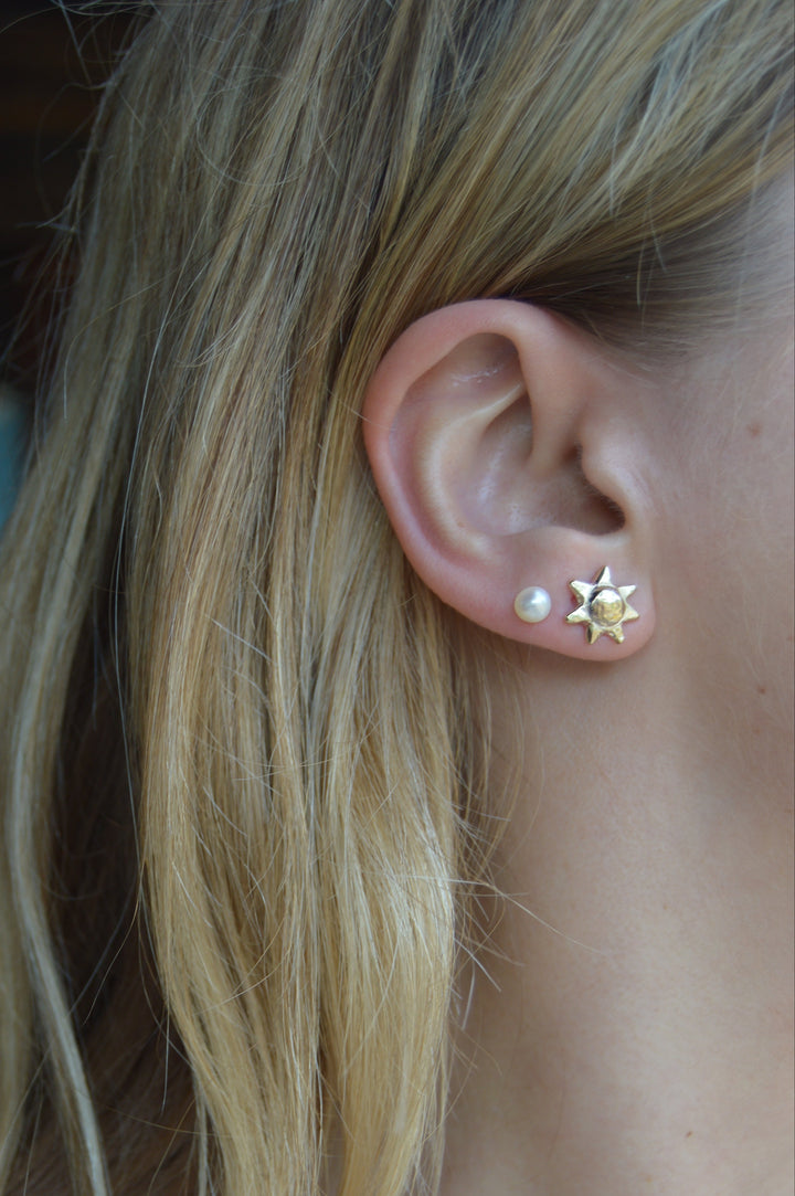 Solid 9ct gold sunshine studs.
gold sunshine shape stud earrings mini charm earrings gifts for her valentines love earrings gold studs. Gold studs gold sun charm earrings
