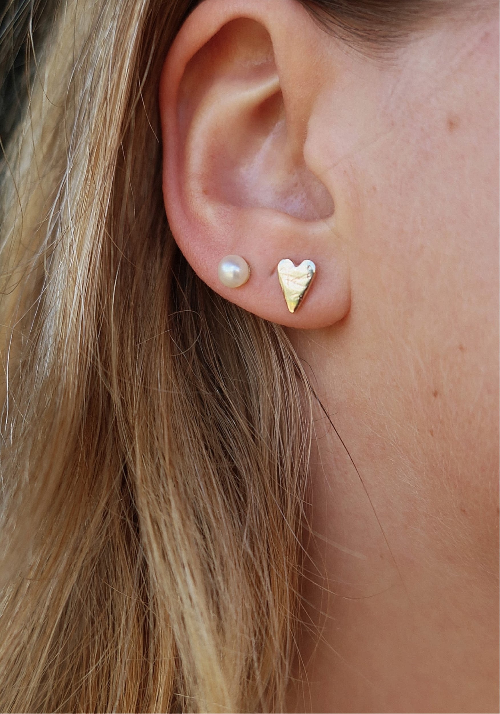 Solid 9ct gold heart shape studs.

gold heart shaped stud earrings mini charm earrings gifts for her valentines love earrings heart studs. Gold studs gold heart earrings tiffany heart earrings